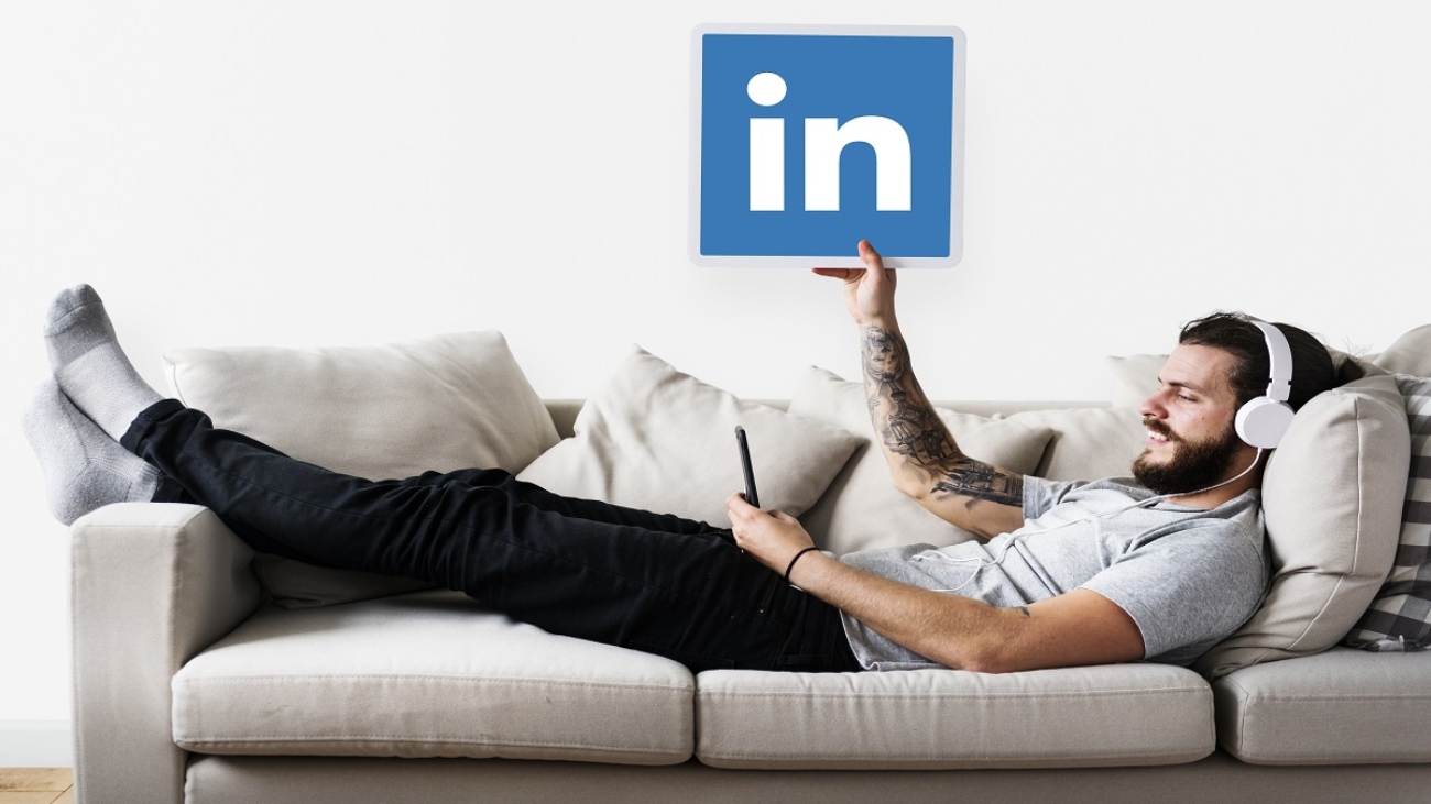 Person holding a Linkedin icon